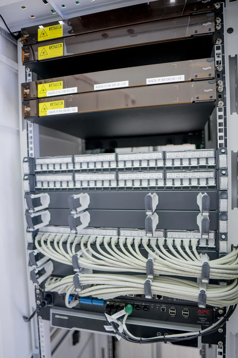 Detalle de conexiones y cableado en un rack de equipamiento IT